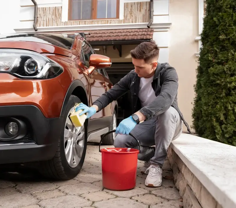 Lavage auto à domicile Marolles-les-Braults : professionnel intervenant sur un véhicule